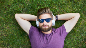 Mann im Gras mit Kopfhörer